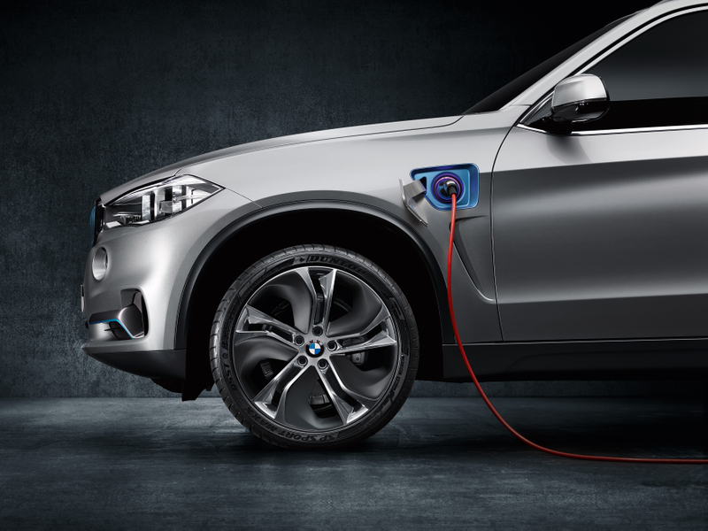 Illustration for article titled BMW eDrive meets BMW xDrive – an innovative combination designed to deliver efficient driving pleasure: The BMW Concept5 X5 eDrive.